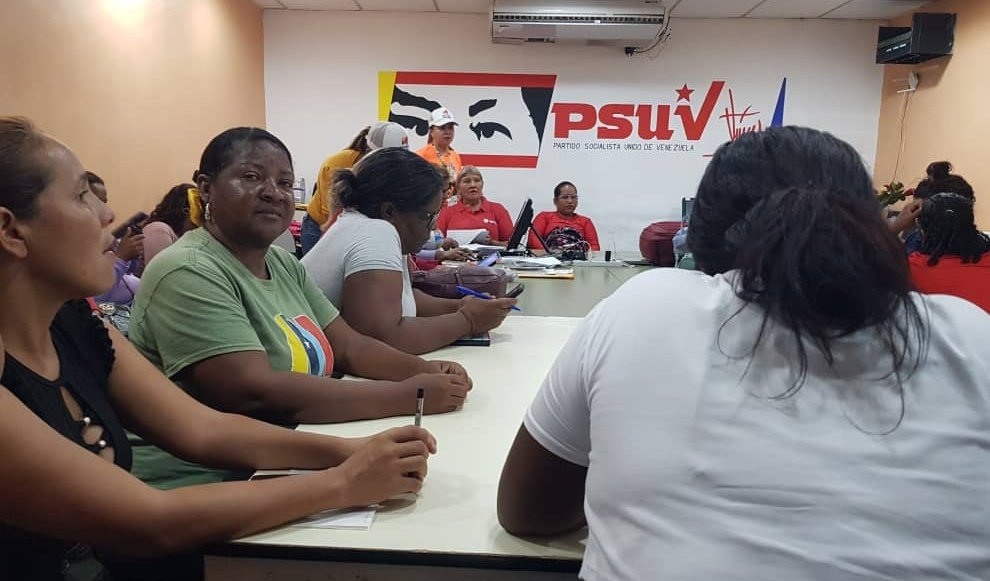 RobinsonSucre's tweet photo. #EnFotos || Misión Robinson municipio Mariño en reunión organizativa con las responsables de los 7 Vértices de la Gran Misión Venezuela Mujer y Maryuri Antuarez Enlace del Eje de Paria.

#PuebloLealSiempre

@NicolasMaduro
@_LaAvanzadora
@Sociabolivarian https://t.co/wLnWRUzrbh