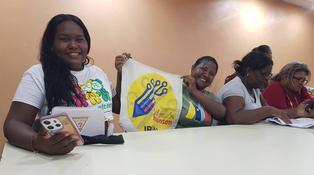 RobinsonSucre's tweet photo. #EnFotos || Misión Robinson municipio Mariño en reunión organizativa con las responsables de los 7 Vértices de la Gran Misión Venezuela Mujer y Maryuri Antuarez Enlace del Eje de Paria.

#PuebloLealSiempre

@NicolasMaduro
@_LaAvanzadora
@Sociabolivarian https://t.co/wLnWRUzrbh