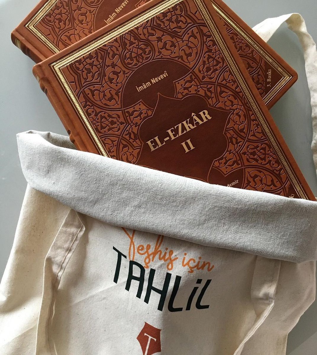 Bu gönderiyi RT yapıp beğenenler arasından 1 kişiye el-Ezkâr hediye ediyoruz.