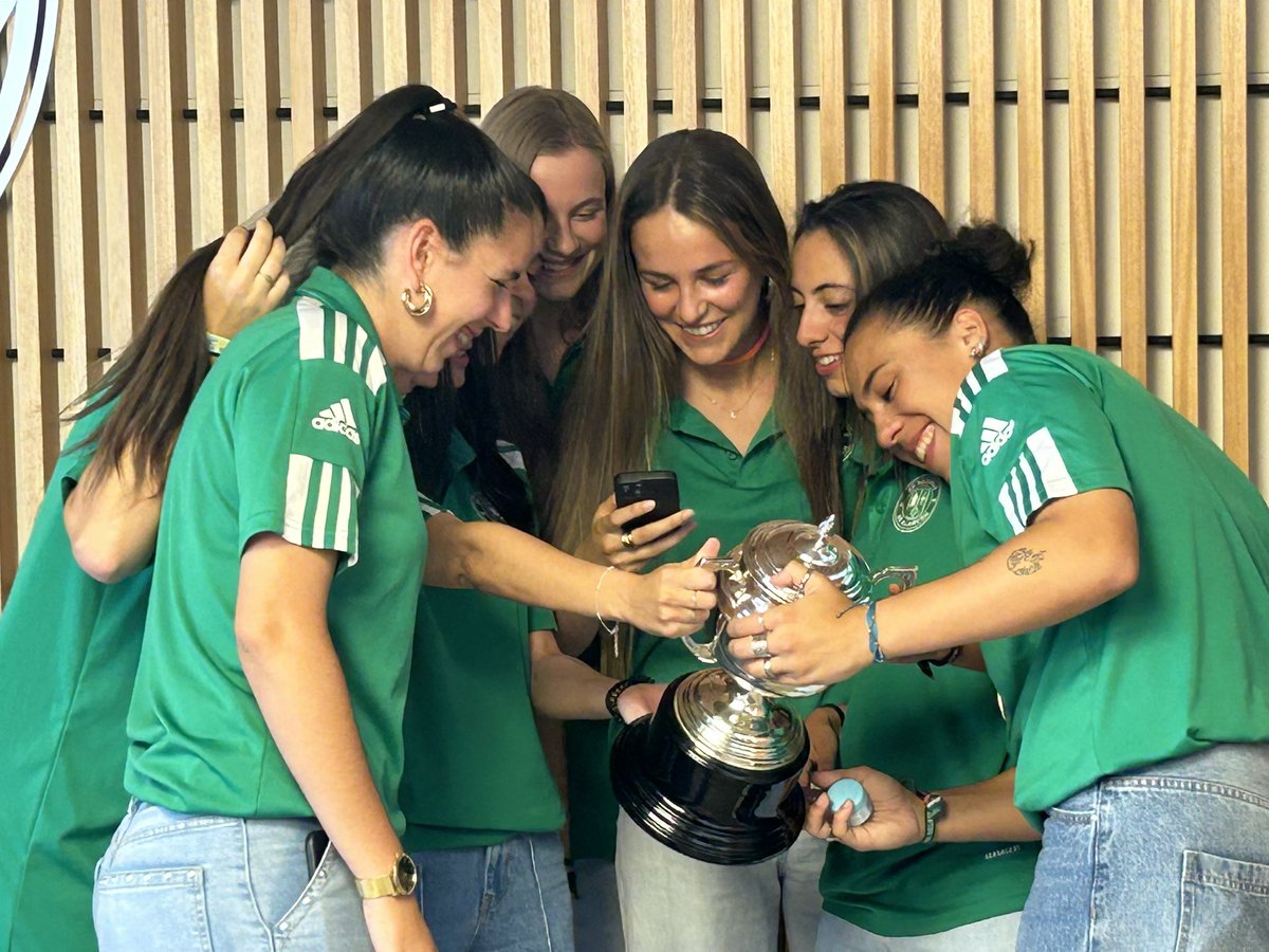 PozuFem's tweet photo. En el día de hoy, la @RFFM_oficial ha hecho entrega del trofeo 🏆 de Campeonas de Tercera Federación Futbol Femenino 23/24 

Al acto han acudido jugadoras del primer equipo, acompañadas por el cuerpo técnico y presidente. 😍

#FamiliaVerde https://t.co/ajqWaGI0hb