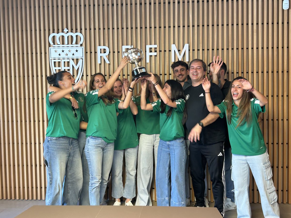 PozuFem's tweet photo. En el día de hoy, la @RFFM_oficial ha hecho entrega del trofeo 🏆 de Campeonas de Tercera Federación Futbol Femenino 23/24 

Al acto han acudido jugadoras del primer equipo, acompañadas por el cuerpo técnico y presidente. 😍

#FamiliaVerde https://t.co/ajqWaGI0hb