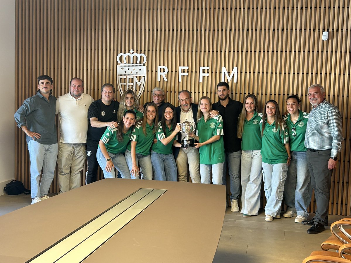 PozuFem's tweet photo. En el día de hoy, la @RFFM_oficial ha hecho entrega del trofeo 🏆 de Campeonas de Tercera Federación Futbol Femenino 23/24 

Al acto han acudido jugadoras del primer equipo, acompañadas por el cuerpo técnico y presidente. 😍

#FamiliaVerde https://t.co/ajqWaGI0hb