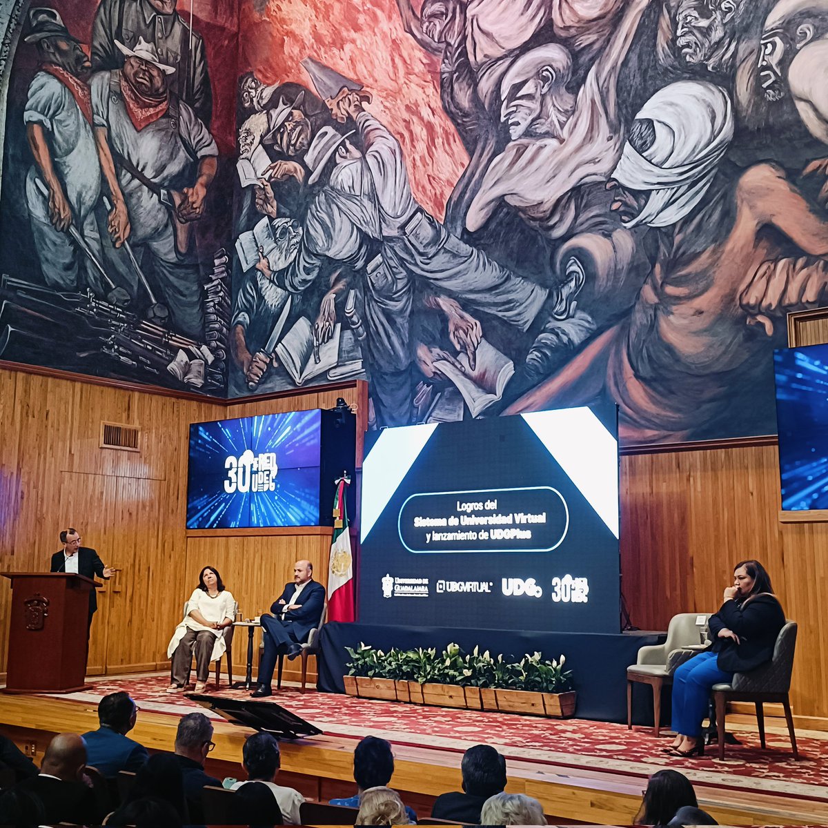 UDGPlus's tweet photo. #UDGVirtual ha construido una cultura para la gestión de la educación en línea, que es flexible, personalizada y muy empática. Enfocada en el acompañamiento al estudiante, para maximizar su aprendizaje y minimizar su riesgo de abandono. https://t.co/aa1UumACgi