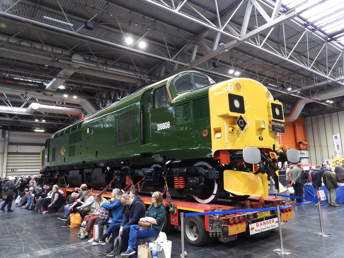 DanSpotter86's tweet photo. BRAND NEW TRACTOR.

Here's a shot of D6808 37108 seen here in its Brand New Fresh GREEN Livery at the Model World Live NEC Exhibition as a Special Guest on April 27th 2024. @KeyModelWorld @accurascale @hornby #hornby #accurascale #modelworldlive #Class37108 #Class37 #NEC https://t.co/n3VzcqAOZc