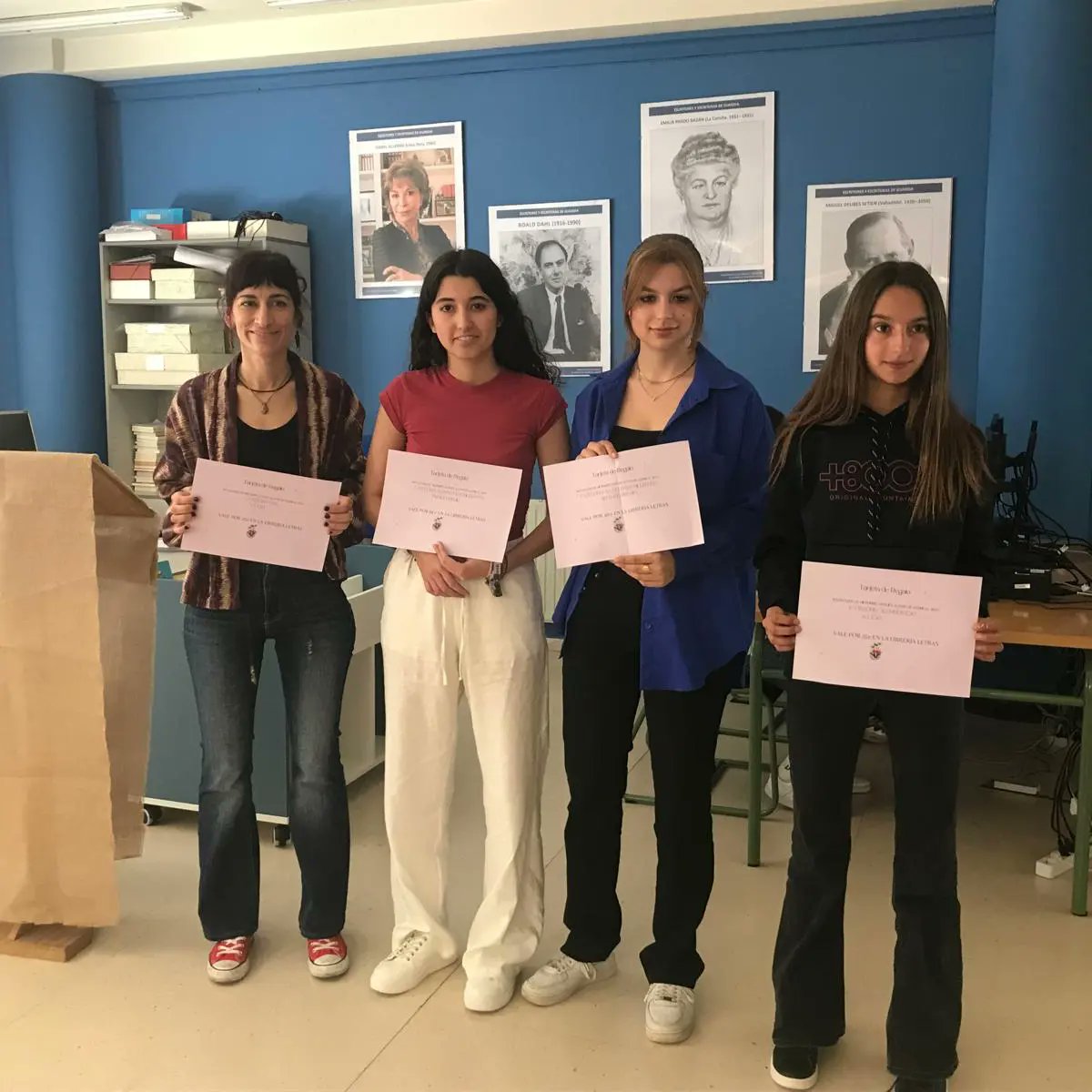 iesalonsodemad1's tweet photo. Y aquí tenemos a las ganadoras del concurso de Microrrelatos del centro.
¡Enhorabuena chicas! Y también a Paula Moreno, que no pudo estar.
Gracias a todos los participantes.
El año que viene, más. https://t.co/B76YrjiFBm
