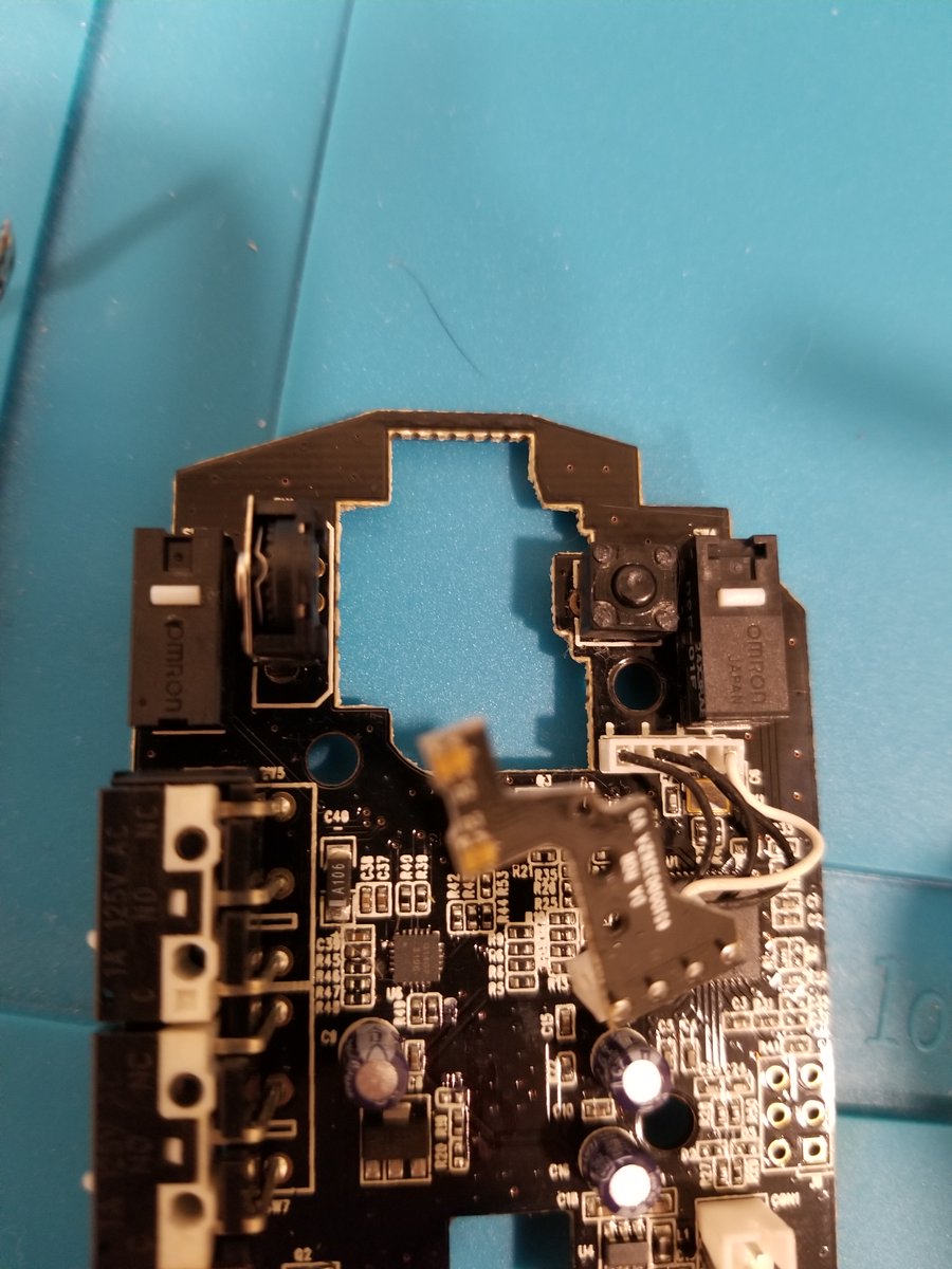Renduras's tweet photo. My right-click on my old mouse was failing, so I replaced the switch! Works like a charm now https://t.co/zNkYl4LAXs