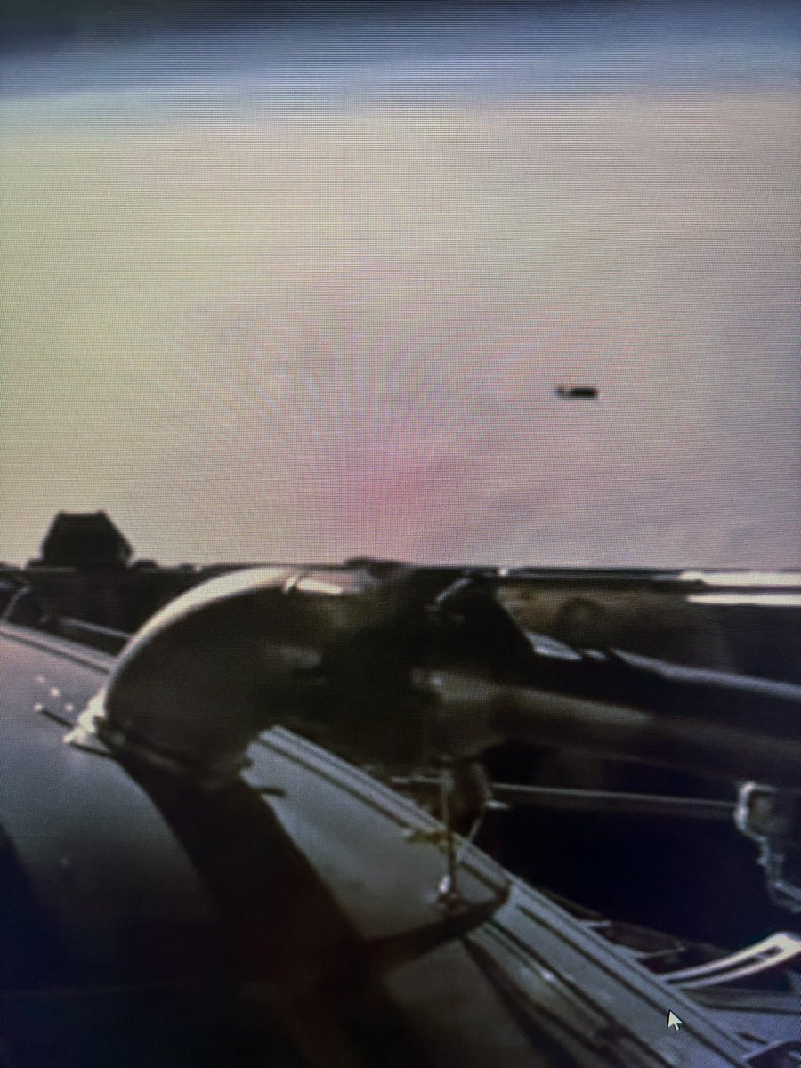 mrgrayhame's tweet photo. Not seen any mention of this yet but, are we all agreed that this is the hot stage ring being passed by the falling booster!? @Erdayastronaut @elonmusk @NASASpaceflight #Starship https://t.co/F7cQH7wILF