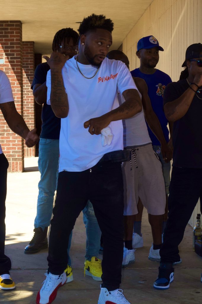 bvnkboy1's tweet photo. $ummer 24 loading…. https://t.co/gPeAjmZu8l