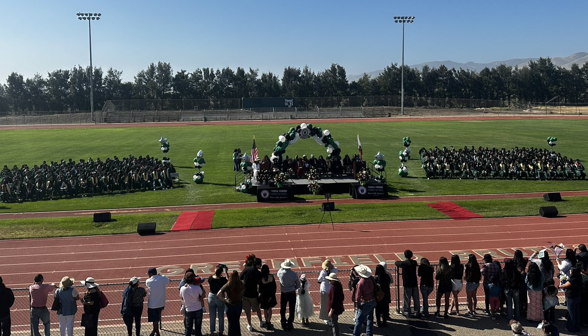GreenfieldCAPD's tweet photo. Congratulations to the 8th graders at Vista Verde Middle School on their promotions! We are so proud of your hard work and dedication. Keep up the great work as you move on to high school! #GreenfieldPD @VistaVerdeGrizz https://t.co/OC0Xi212yP