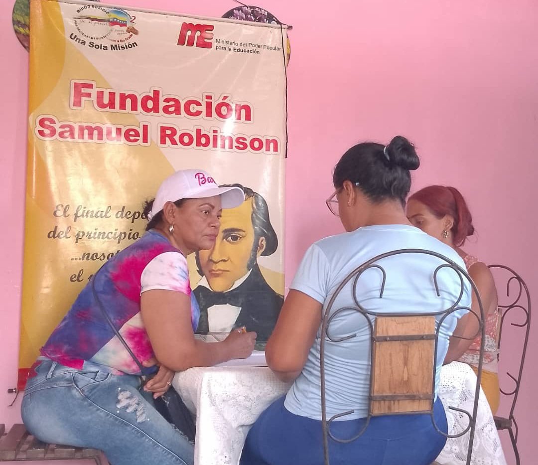 RobinsonSucre's tweet photo. #EnFotos || Reunión de Mesa Técnica para la planificación de las actividades a realizar en la parroquia Mariguitar, municipio Bolívar.

#PuebloLealSiempre

@NicolasMaduro
@_LaAvanzadora
@Sociabolivarian https://t.co/EygAgRcXFW
