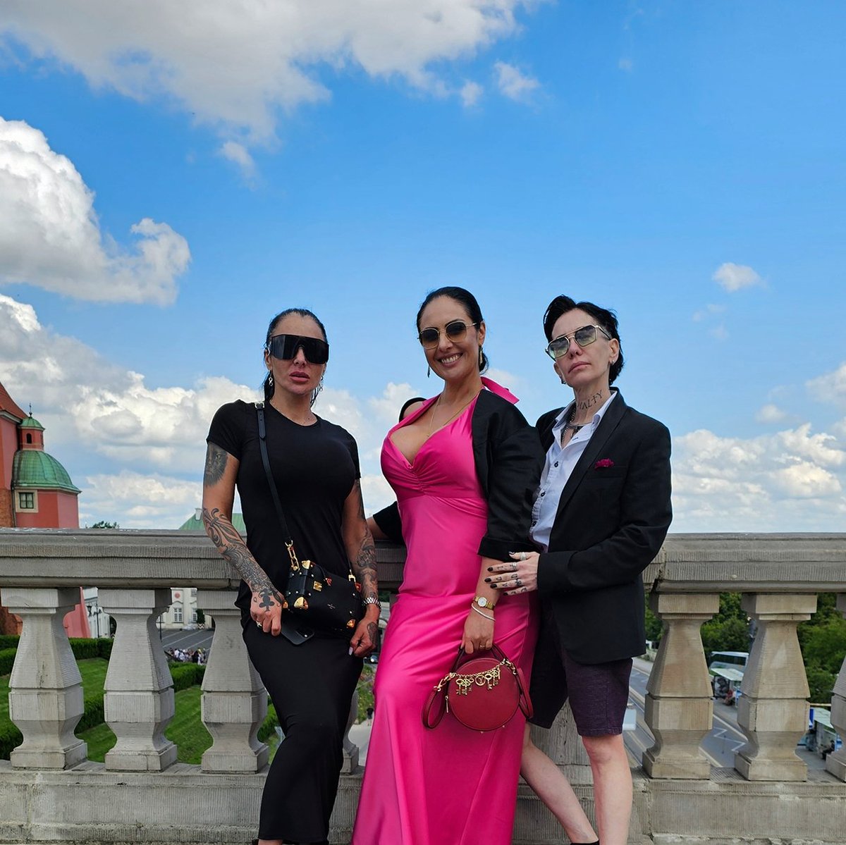 EzadaSinn's tweet photo. Tourists in Warsaw 

@KennyaMistress @GiadaDaVinci @poodle_Sinn https://t.co/taXEJbl3bV