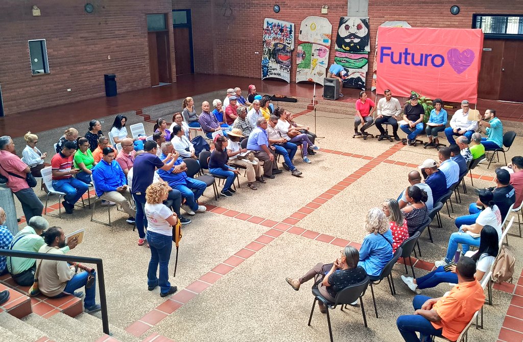 bacastillo95's tweet photo. #EnVivo Desde el Museo Carmelo Fernández de San Felipe, se desarrolla el "Encuentro de Intelectuales y Cultores" del @movfuturoven con la presencia del Prof. Pedro Calzadilla..

#PuebloLealSiempre
¡Vamos!
@HectoRodriguez 
@carolyshelena 
@Gabrielasjr 
@ForoC_YAR https://t.co/2U3MOT1hit