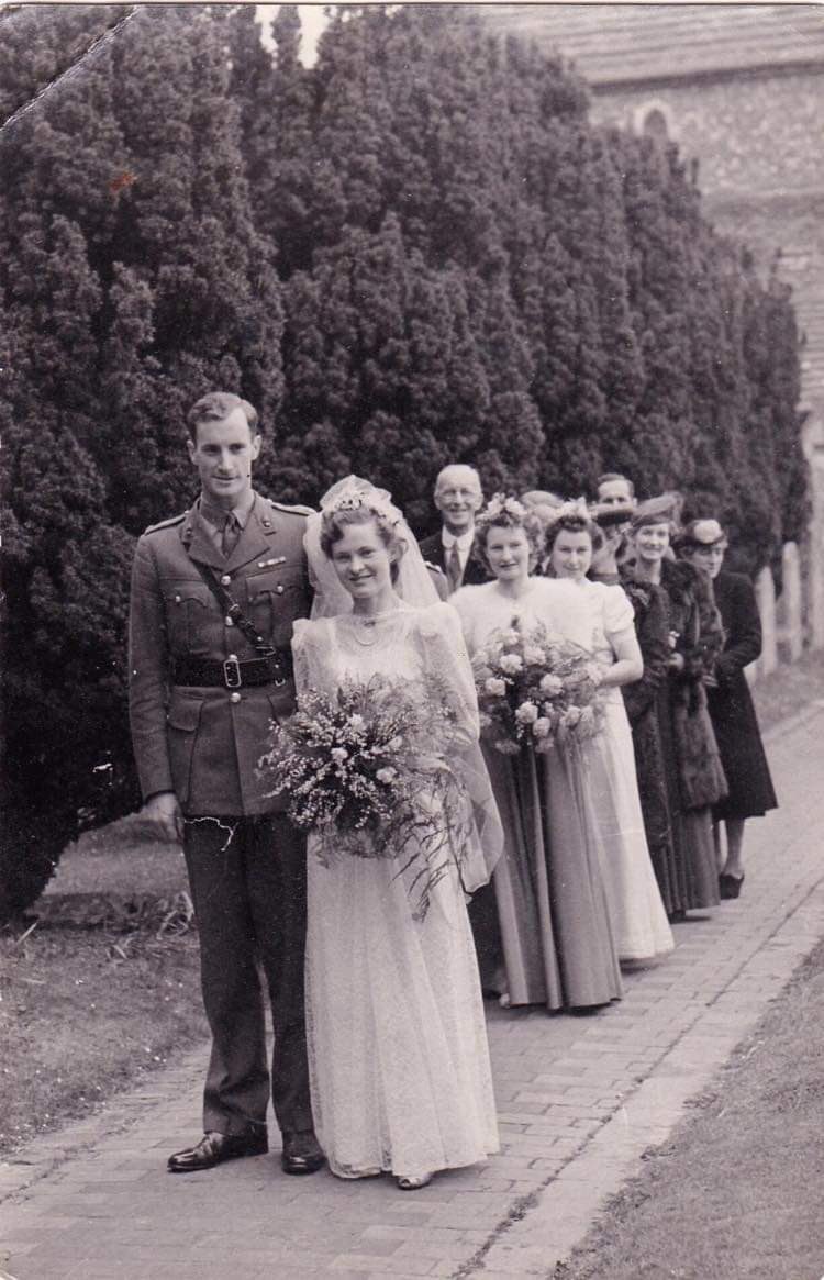 @RevRichardColes A mention if I may for our dear mothers cousin Major John Pooley of 3 Commando. Sadly lost his life in battle the day after D Day at Merville Battery.  In happier times he is pictured upon marrying Mary only 3 weeks earlier