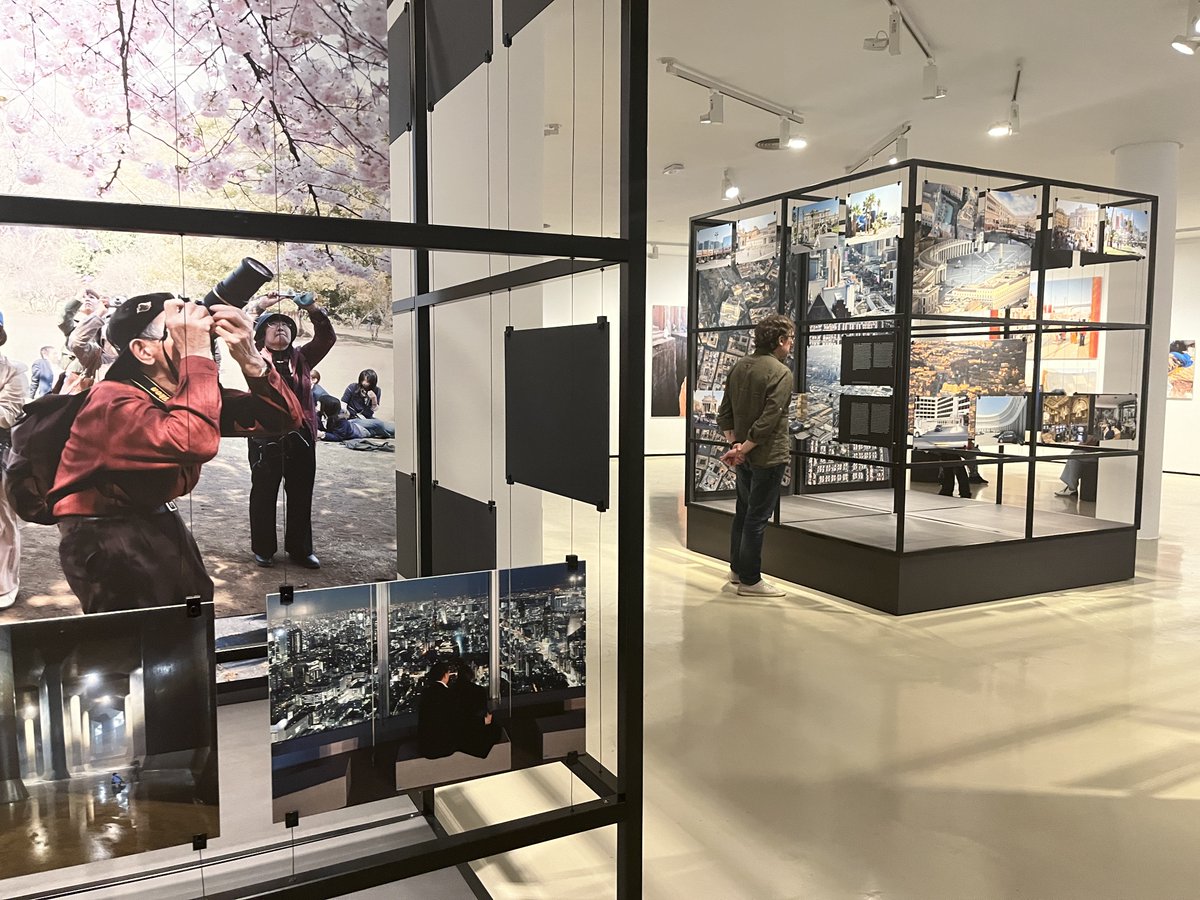 museoico's tweet photo. Inauguramos la exposición “Iwan Baan. Instantes en la arquitectura”, dentro de la Sección Oficial del @PHotoESPANA 2024.

Se compone de fotografías y material fílmico que ofrecen una panorámica de la arquitectura de principios del siglo XXI.

📷 Hasta el 8 de septiembre. #PHE24 https://t.co/zPUxTfDb96