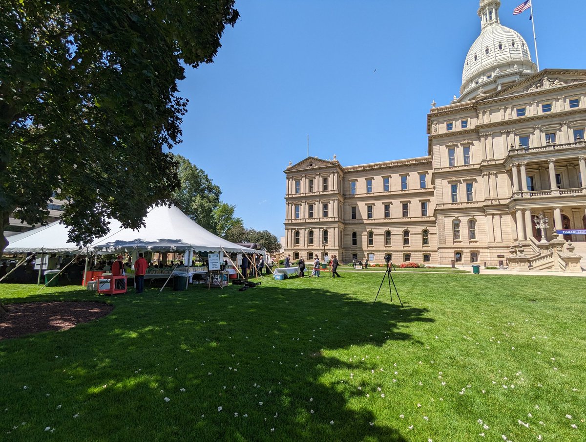MiGCSA's tweet photo. It was a beautiful day to tell the story of the golf industry and our 6.1 billion dollar economic impact on the state of Michigan at our capitol. https://t.co/tXKAffDQyI