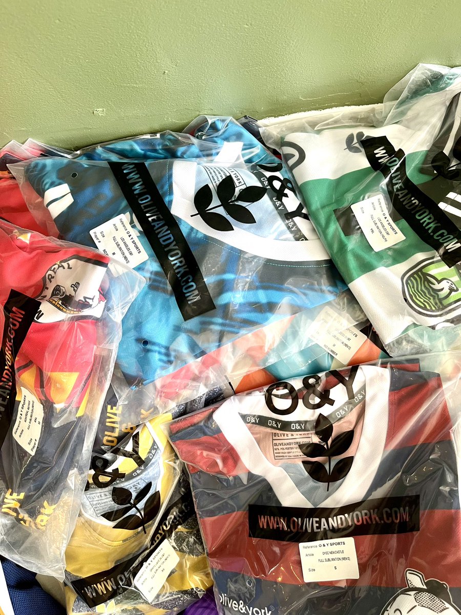 🚨 Mystery Kit Giveaway!

We got a few kits piling up at our shared space with <a href="/Pirata_Soccer/">Pirata Soccer</a> up north 🇨🇦 so we’re giving a few away!

1️⃣ follow <a href="/olive_york/">O&Y</a> AND <a href="/Pirata_Soccer/">Pirata Soccer</a> (must follow both)
2️⃣ RT this!
3️⃣ 🤞

1 or 2 lucky winners chosen tomorrow!
