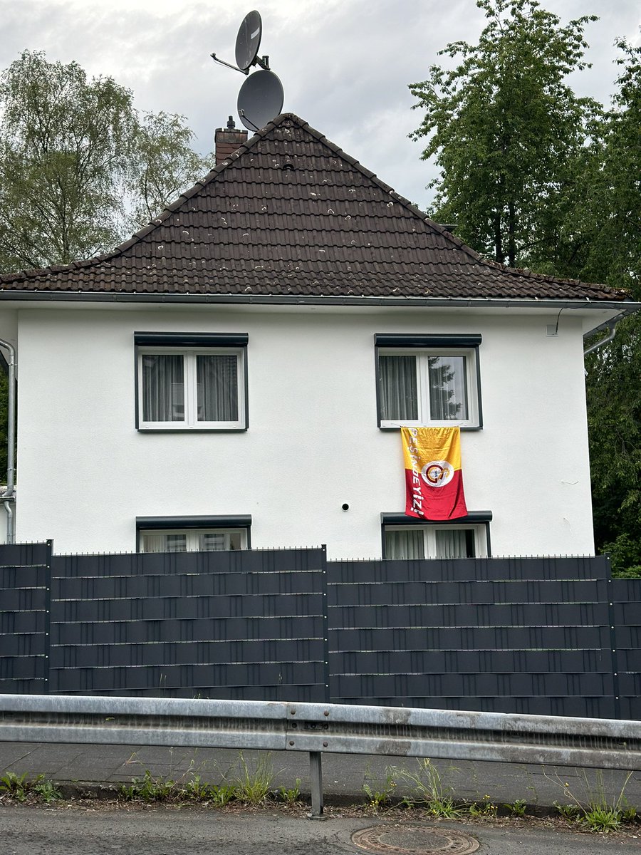 GalatasaraySK's tweet photo. 😍 Donatıyoruz dört bir yanı bayraklarla! 💛❤️

📍 Siegen / Almanya
📍 Antalya
📍 Ankara
📍 Balıkesir

Sen de bayrağını gururla as, fotoğrafını çek ve #AsBayraklarıAs etiketiyle konumunu yazarak paylaş; yayınlayalım! https://t.co/8VjuEFbSL3