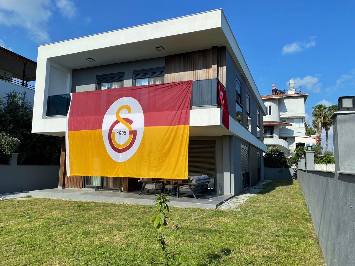 GalatasaraySK's tweet photo. 😍 Donatıyoruz dört bir yanı bayraklarla! 💛❤️

📍 Siegen / Almanya
📍 Antalya
📍 Ankara
📍 Balıkesir

Sen de bayrağını gururla as, fotoğrafını çek ve #AsBayraklarıAs etiketiyle konumunu yazarak paylaş; yayınlayalım! https://t.co/8VjuEFbSL3