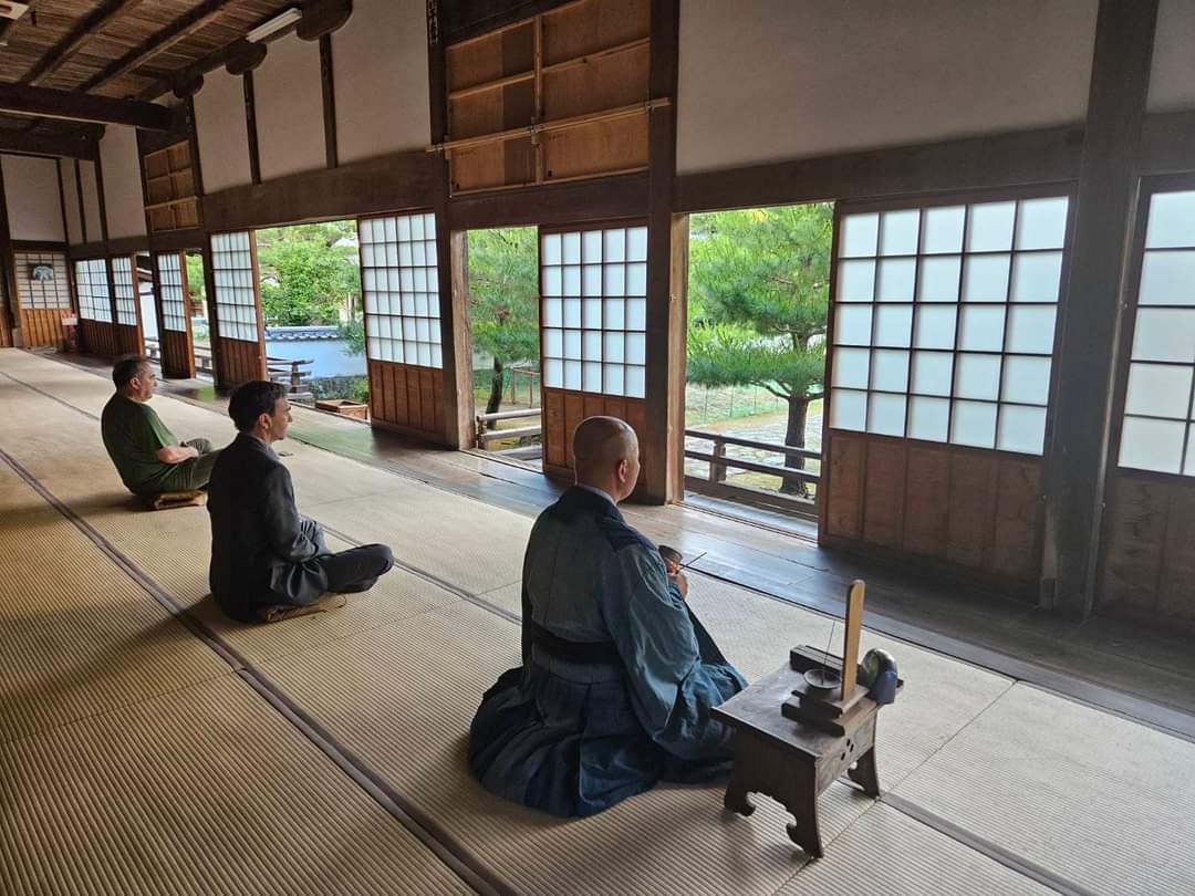 TinoRodao's tweet photo. Zazen en Yamaguchi. El abad del templo Toshunji no solo nos lo enseño y nos hablo del voto de pobreza, sino que cuando el consejero cultural le pidió que nos enseñará a meditar, Ok. Y al día siguiente, vino a mi conferencia. Unico @megustayamaguchi https://t.co/RTnYeKTS2e