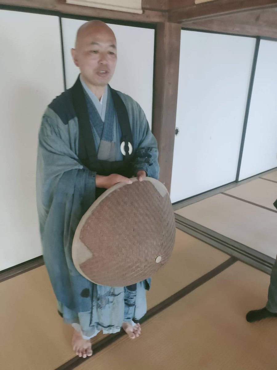 TinoRodao's tweet photo. Zazen en Yamaguchi. El abad del templo Toshunji no solo nos lo enseño y nos hablo del voto de pobreza, sino que cuando el consejero cultural le pidió que nos enseñará a meditar, Ok. Y al día siguiente, vino a mi conferencia. Unico @megustayamaguchi https://t.co/RTnYeKTS2e