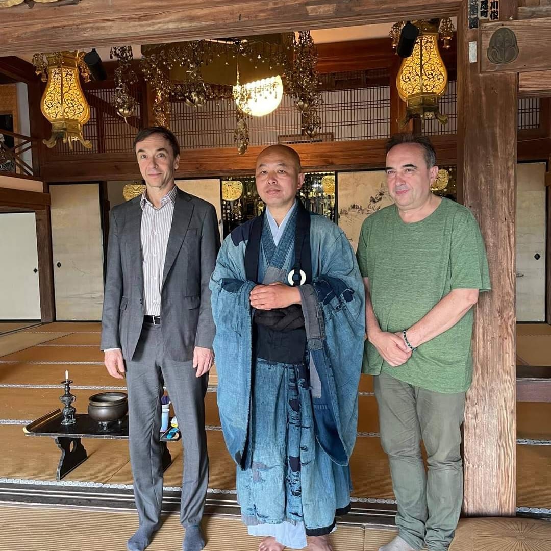 TinoRodao's tweet photo. Zazen en Yamaguchi. El abad del templo Toshunji no solo nos lo enseño y nos hablo del voto de pobreza, sino que cuando el consejero cultural le pidió que nos enseñará a meditar, Ok. Y al día siguiente, vino a mi conferencia. Unico @megustayamaguchi https://t.co/RTnYeKTS2e