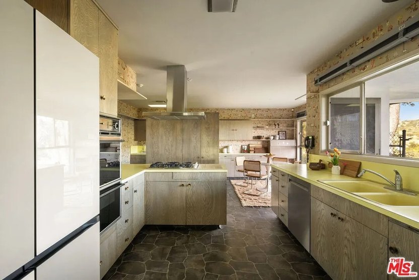 HectorP_Realtor's tweet photo. According to the Wall Street Journal, the midcentury home of actor Paul Reubens, famous for his TV show “Pee-wee’s Playhouse,” is for sale for the first time in almost 40 years.

The comedian and star of the popular kids’ show from the 1980s picked up the Los Angeles home in 1985 https://t.co/wmzARzMkyh
