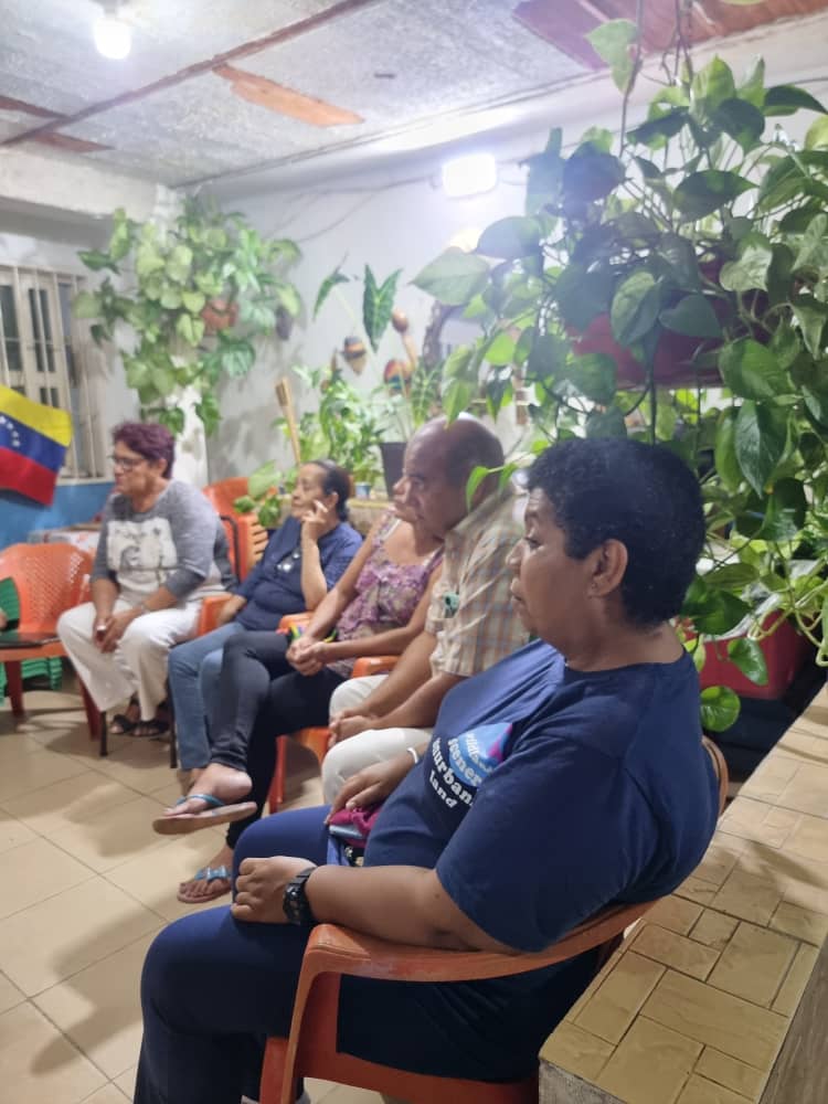 Adguarico's tweet photo. #05Junio Asamblea en la Urb Rómulo Gallegos organizando actividades en este sector. En apoyo a @EdmundoGU  #Unidad #HastaElFinal #EdmundoParaTodoElMundo https://t.co/755bda78Ed