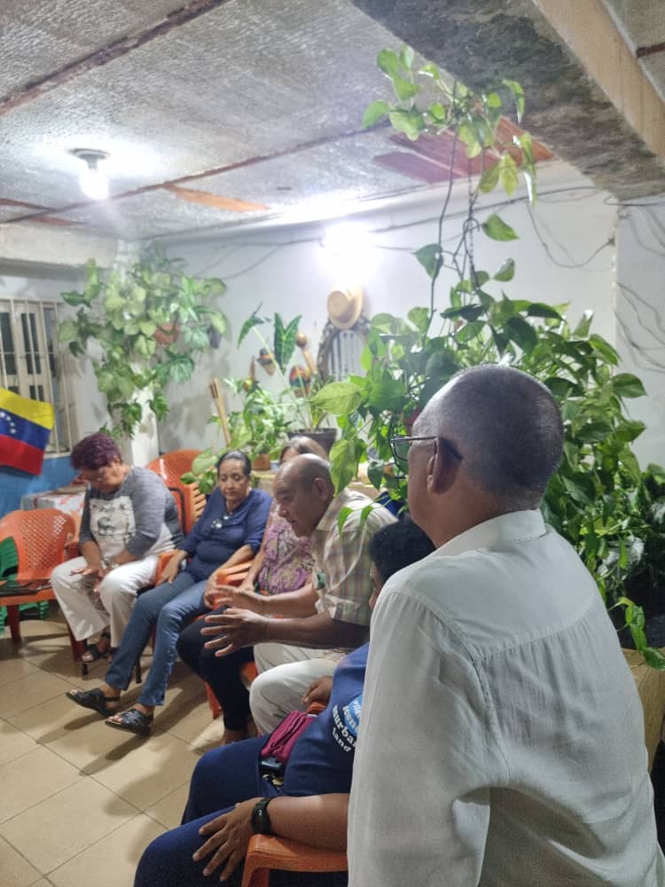 Adguarico's tweet photo. #05Junio Asamblea en la Urb Rómulo Gallegos organizando actividades en este sector. En apoyo a @EdmundoGU  #Unidad #HastaElFinal #EdmundoParaTodoElMundo https://t.co/755bda78Ed