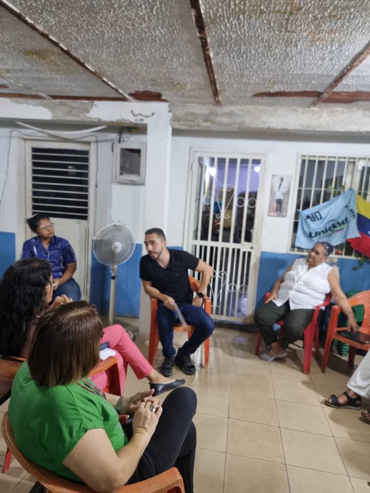 Adguarico's tweet photo. #05Junio Asamblea en la Urb Rómulo Gallegos organizando actividades en este sector. En apoyo a @EdmundoGU  #Unidad #HastaElFinal #EdmundoParaTodoElMundo https://t.co/755bda78Ed