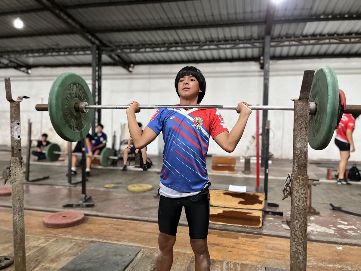 ✨🏋🏻‍♂️Deportistas de Halterofilia Listos para los Juegos Nacionales 2024.💪🏻   
En estos entrenamientos, desarrollan fuerza explosiva, fuerza máxima y coordinación, con un enfoque en los estilos de competencia de arranque y envión. . #JuegosNacionales2024 #Halterofilia #DeportesSD