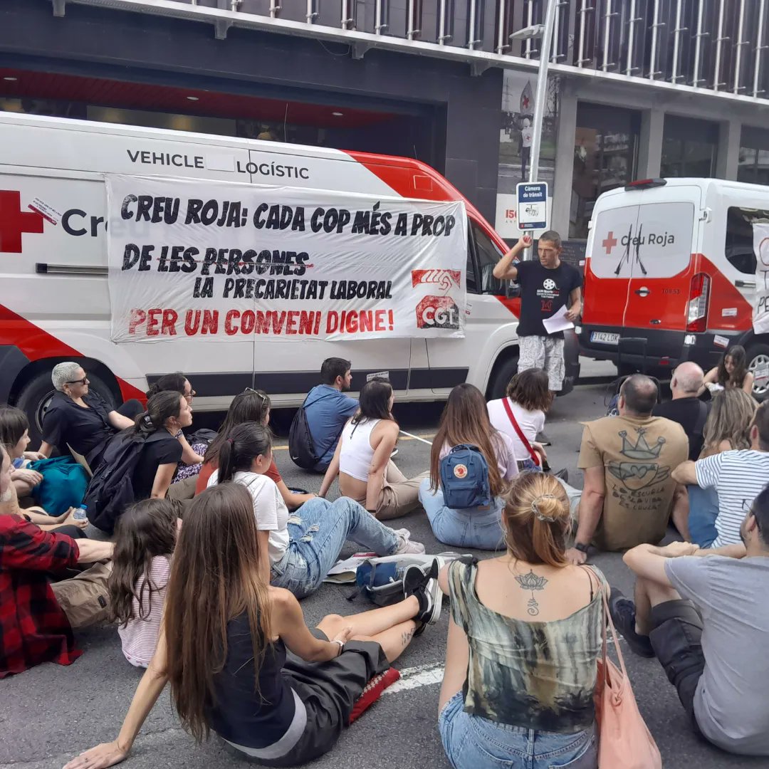 cgtcreurojabcn's tweet photo. Avui hem torrnat a sortir al carrer per un conveni digne. Perquè és al carrer on aconseguirem victòries. 🔥✊🏽 https://t.co/rtn685AN5x