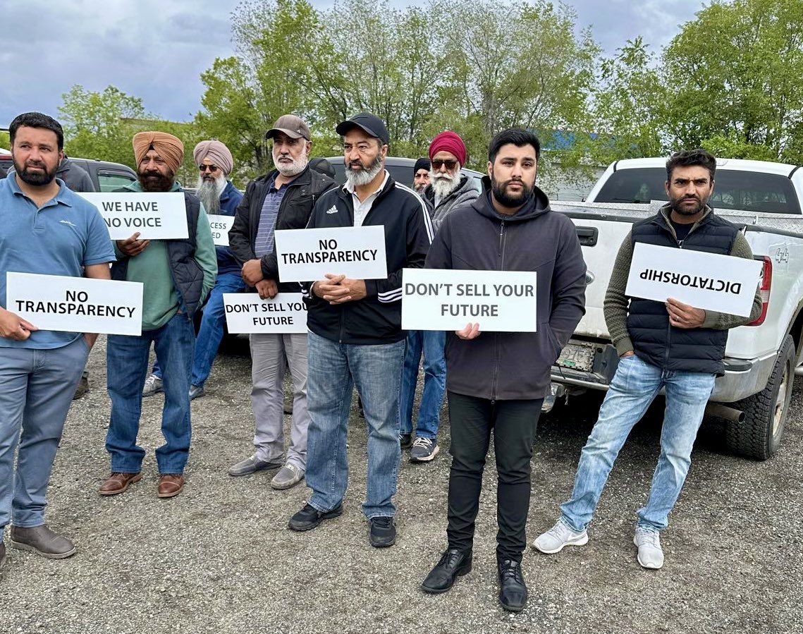 desibuzzcanada's tweet photo. Even though 85% of the members of Okanagan fruit growers Co-Op are Indo-Canadian-South Asian, they don’t see that representation in the leadership of the administration and feel they are not being listened to is because of their race. https://t.co/n8maz3hQbZ #indocanadianfarmers https://t.co/rPpGOgPMkn