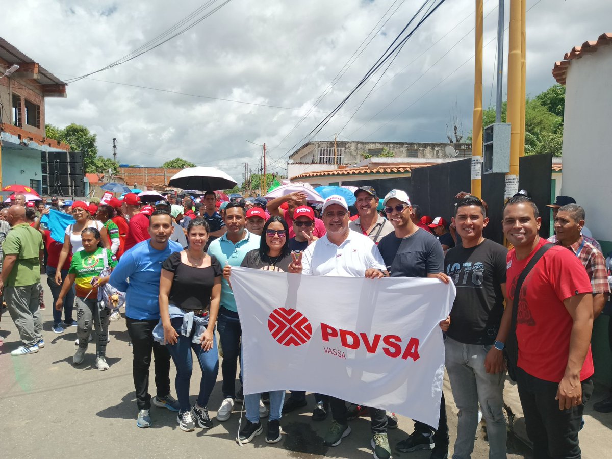 MaisantaP's tweet photo. Se desbordó el huracán Bolivariano en #Valencia

Aquí está la clase trabajadora de #PDVSAVASSA respaldandona nuestro conductor de victorias @NicolasMaduro https://t.co/cjwJ4ibTwG