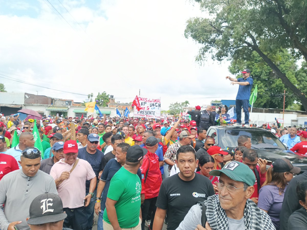 MaisantaP's tweet photo. Se desbordó el huracán Bolivariano en #Valencia

Aquí está la clase trabajadora de #PDVSAVASSA respaldandona nuestro conductor de victorias @NicolasMaduro https://t.co/cjwJ4ibTwG