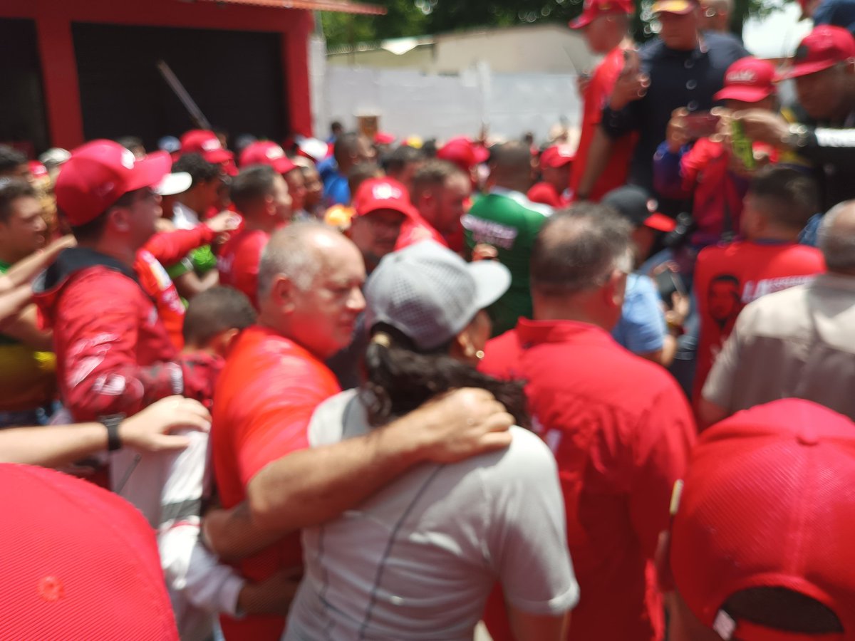 MaisantaP's tweet photo. Se desbordó el huracán Bolivariano en #Valencia

Aquí está la clase trabajadora de #PDVSAVASSA respaldandona nuestro conductor de victorias @NicolasMaduro https://t.co/cjwJ4ibTwG