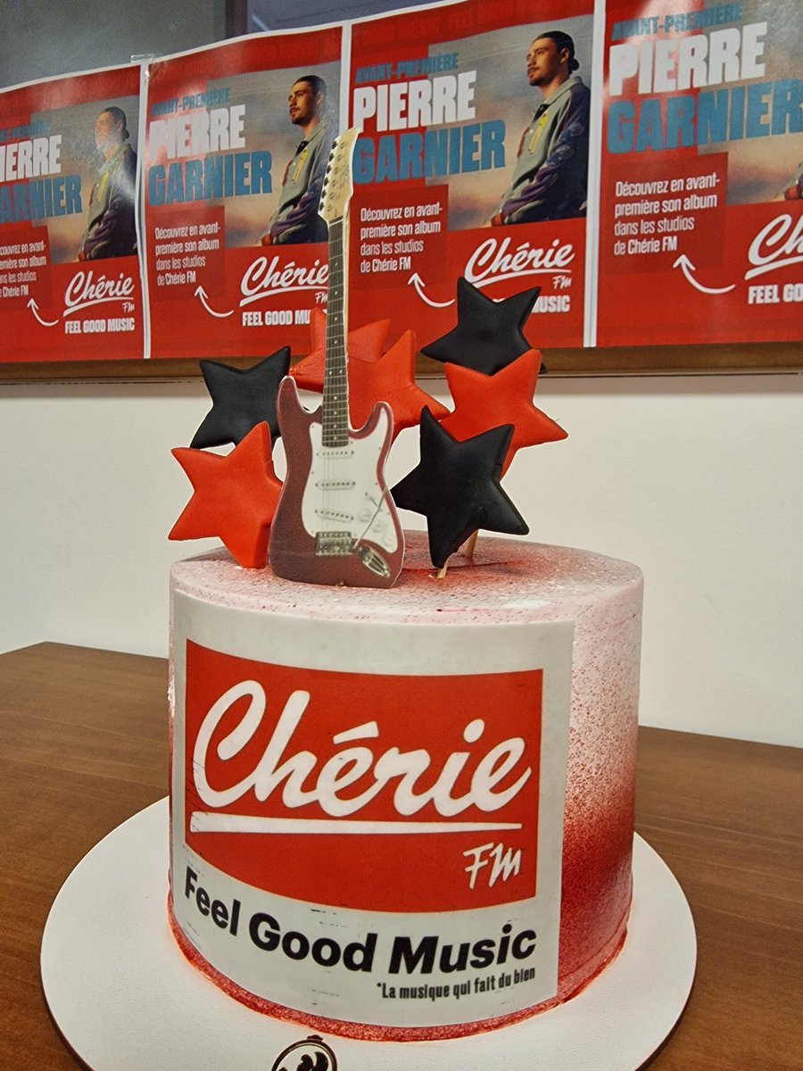 cheriecotedazur's tweet photo. Ce jeudi, dans le studio Cherie FM Côte d’Azur, c’etait l’écoute en avant première de l’album de Pierre Garnier ❤️ et suprise 🤤 @cake_armine_nice nous a préparé ce magnifique gâteau aux couleurs de Chérie FM ! 
Vous avez reconnu la guitare de Pierre Garnier? #Pierregarnier https://t.co/2r3R7V23i6