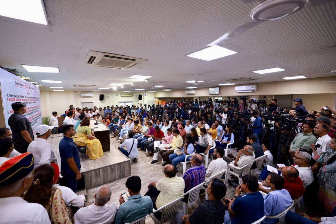 I just realised there's an entire generation that grew up without seeing this... without seeing what a press conference looks like.