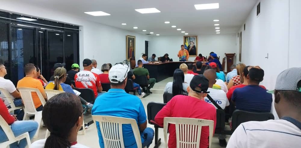 RobinsonSucre's tweet photo. #EnFotos || Misión Robinson municipio Ribero presente en la reunión del Partido Socialista Unido de Venezuela, para revisar la agenda de la semana.

#PuebloLealSiempre

@NicolasMaduro
@_LaAvanzadora
@Sociabolivarian https://t.co/rj4SlvOSty