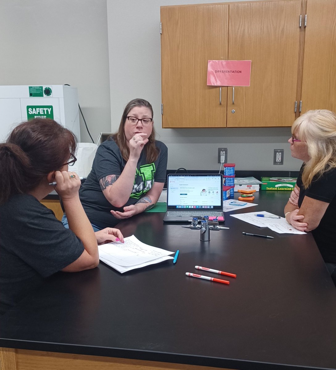 FoxCISDATLID's tweet photo. We worked on Growing our Greatness  for the 24/25 SY through collaboration, modeling, conversation and hands-on practice on Day 4 of #ComalU24! Some of our EA teachers ran mini sessions to share their knowledge and experience! #learningfromeachother is powerful! @CISDSpecialEdu1 https://t.co/F9GPCQgxsJ