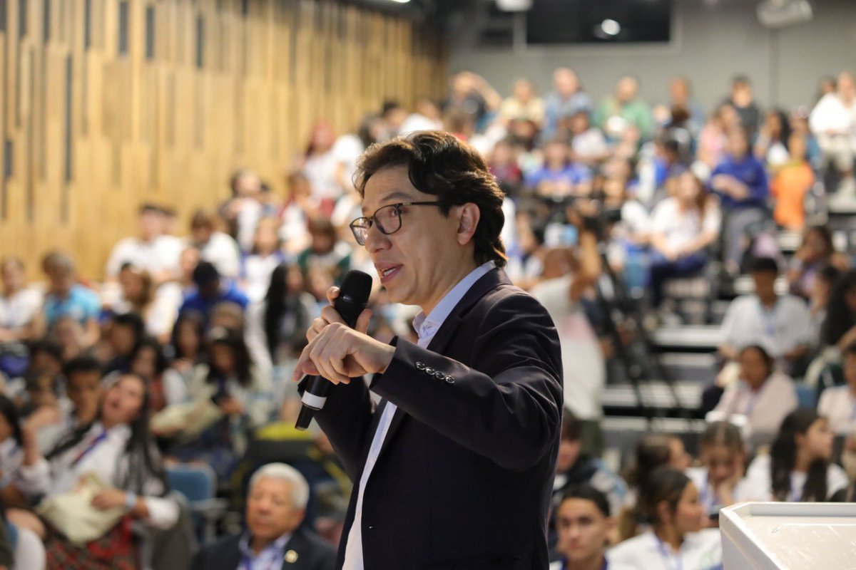CGR_Colombia's tweet photo. Andrey Geovanny Rodríguez, Contralor Delegado para el sector de Educación, Ciencia y Tecnología, realizó un ejercicio pedagógico con los asistentes, explicando cómo la CGR lleva a cabo el control fiscal de los recursos destinados a la educación. #NuestroControl https://t.co/h5iXja9pYY
