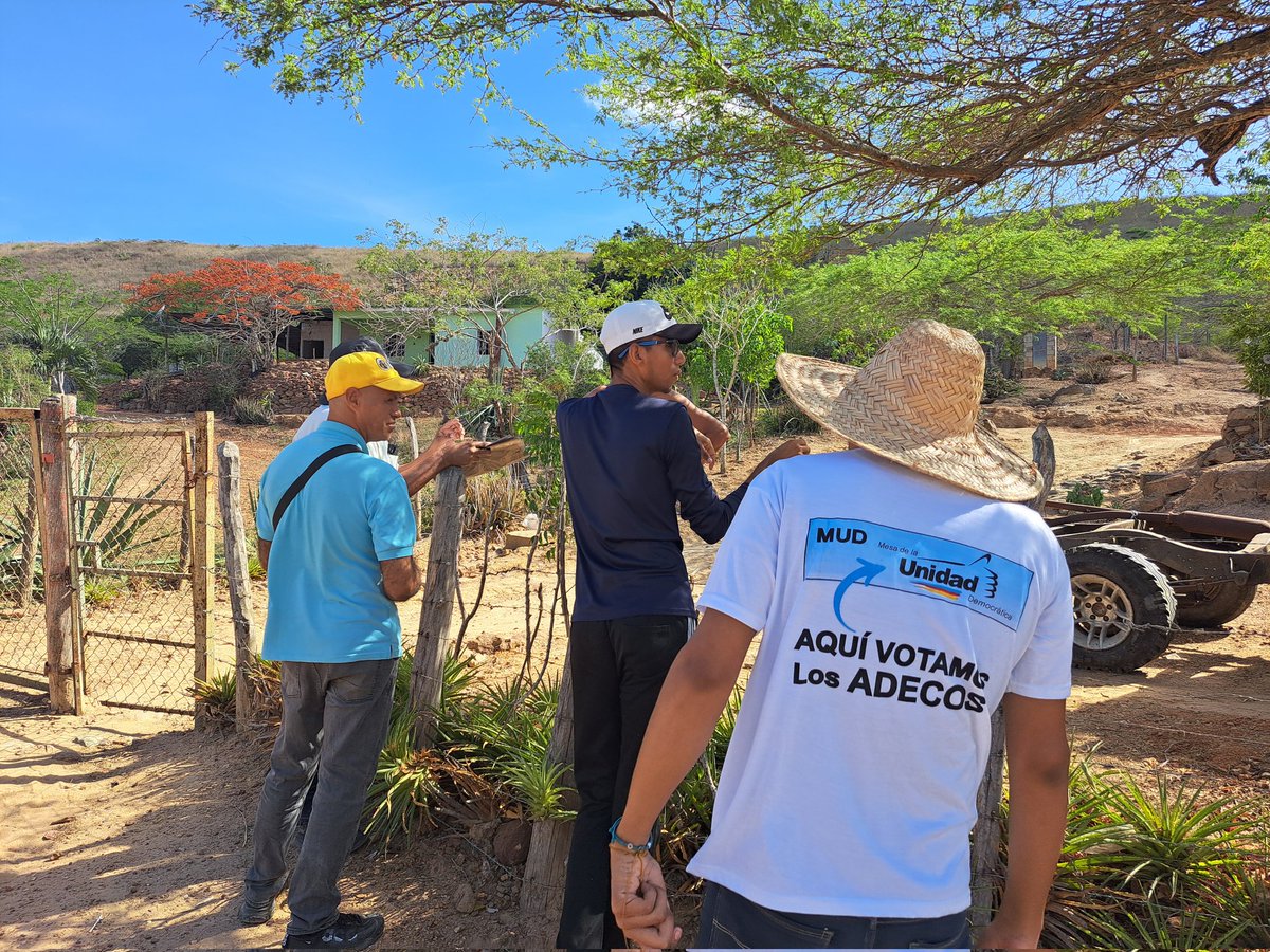 YoiberGomez2's tweet photo. #6Jun | Casa a casa en los caseríos Tuna de Vaca y Usera, parroquia Aguedo Felipe Alvarado, Lara. La gente está decida a votar y ganar. Todos con @EdmundoGU y la unidad. https://t.co/wutDvwaqLM