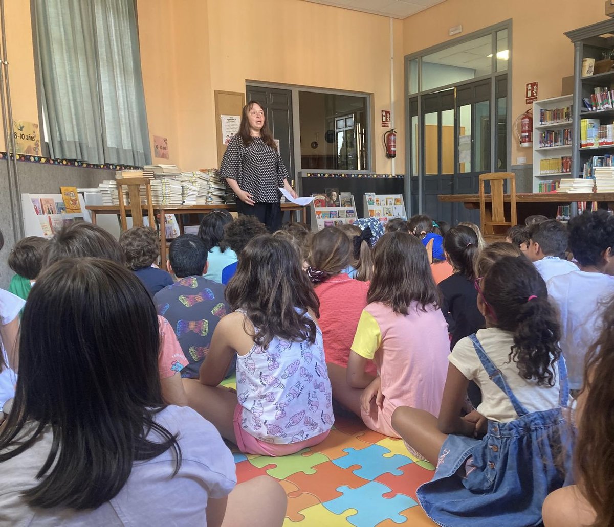 LaPalomaCEIP's tweet photo. Seguimos con #Divercole. Aquí una mamá contando un cuento escrito por ella sobre las diferentes capacidades. 2º de Primaria de @LaPalomaCEIP https://t.co/9Gc3Z9u04y