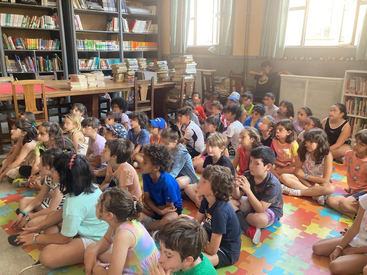 LaPalomaCEIP's tweet photo. Seguimos con #Divercole. Aquí una mamá contando un cuento escrito por ella sobre las diferentes capacidades. 2º de Primaria de @LaPalomaCEIP https://t.co/9Gc3Z9u04y