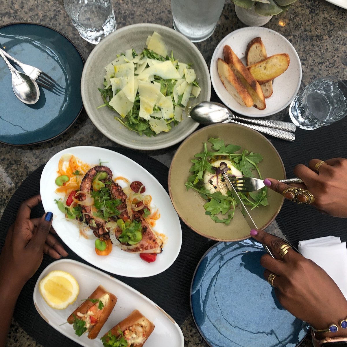 Snapshots of an evening well-spent at #TheRooftopbyJG ✨🌇

cc: @eatwhateveryouwant | @hooplablog