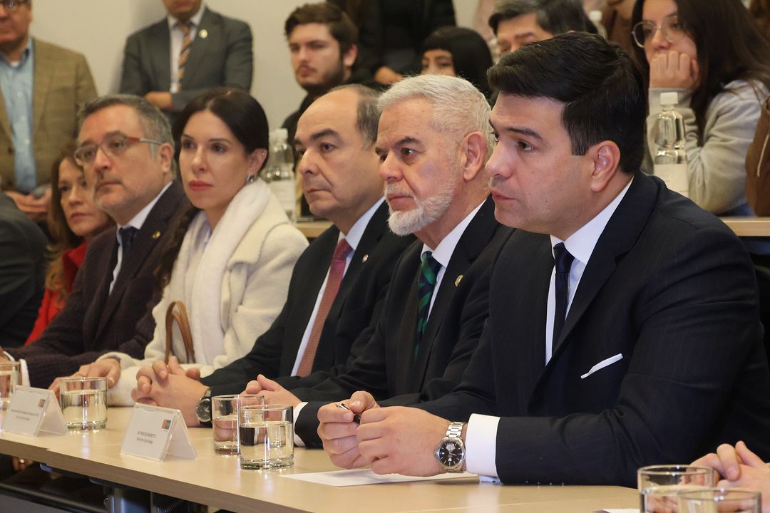 uap_py's tweet photo. Celebramos la visita del Ministro de Relaciones Exteriores de nuestro país, Rubén Ramírez Lezcano, a la @autonomadechile, institución que trabaja junto a la #UAP para entregar formación de calidad en ambos países con alianzas para estudios de pre y postgrados. https://t.co/8rPQtGN4LC