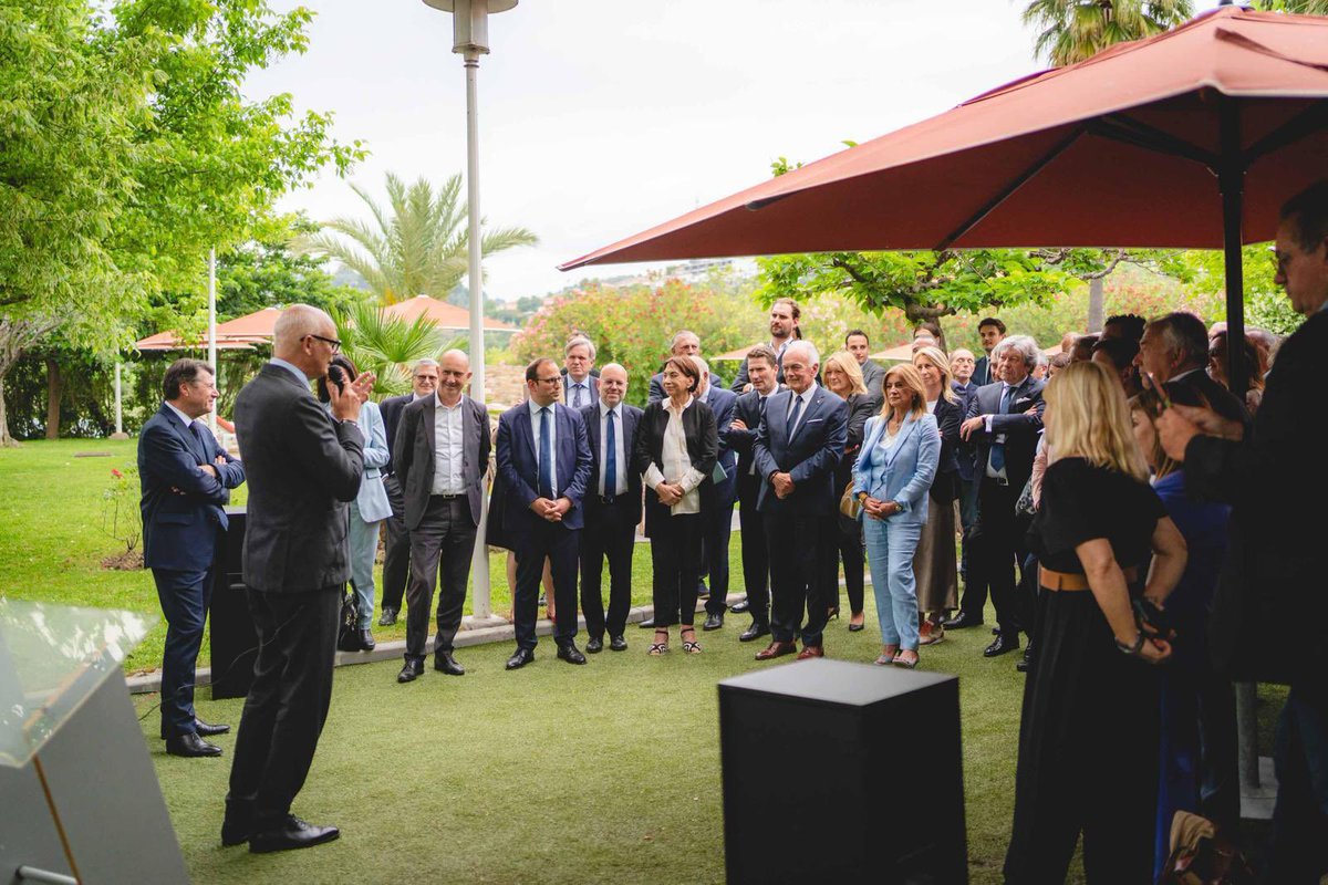HorizonsLeParti's tweet photo. Autour d’@EPhilippe_LH et de @cestrosi à Nice, les élus et responsables du parti se sont retrouvés pour un déjeuner d’équipe. 

La structuration du parti accélère dans la région ! https://t.co/arjMsFA3DH