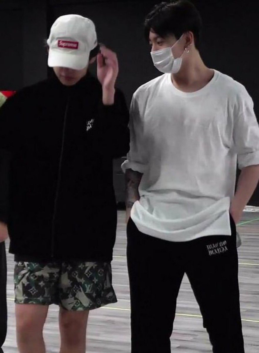 taetaehland's tweet photo. i don't know but this photo screams BOYFRIENDS https://t.co/uLjvyURjnv