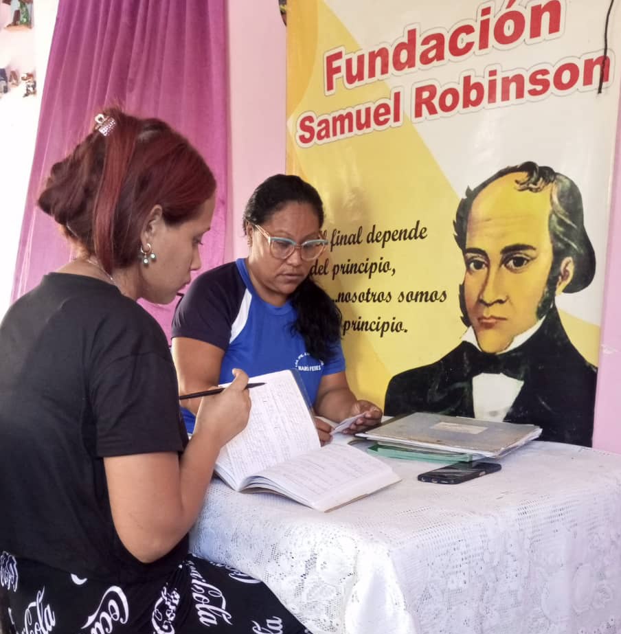 RobinsonSucre's tweet photo. #EnFotos || Reunión para la revisión y corrección de los Proyectos Pedagógicos y Productivos, en la parroquia Mariguitar, municipio Bolívar.

#PuebloLealSiempre

@NicolasMaduro
@_LaAvanzadora
@Sociabolivarian https://t.co/NUpfKDAVeg