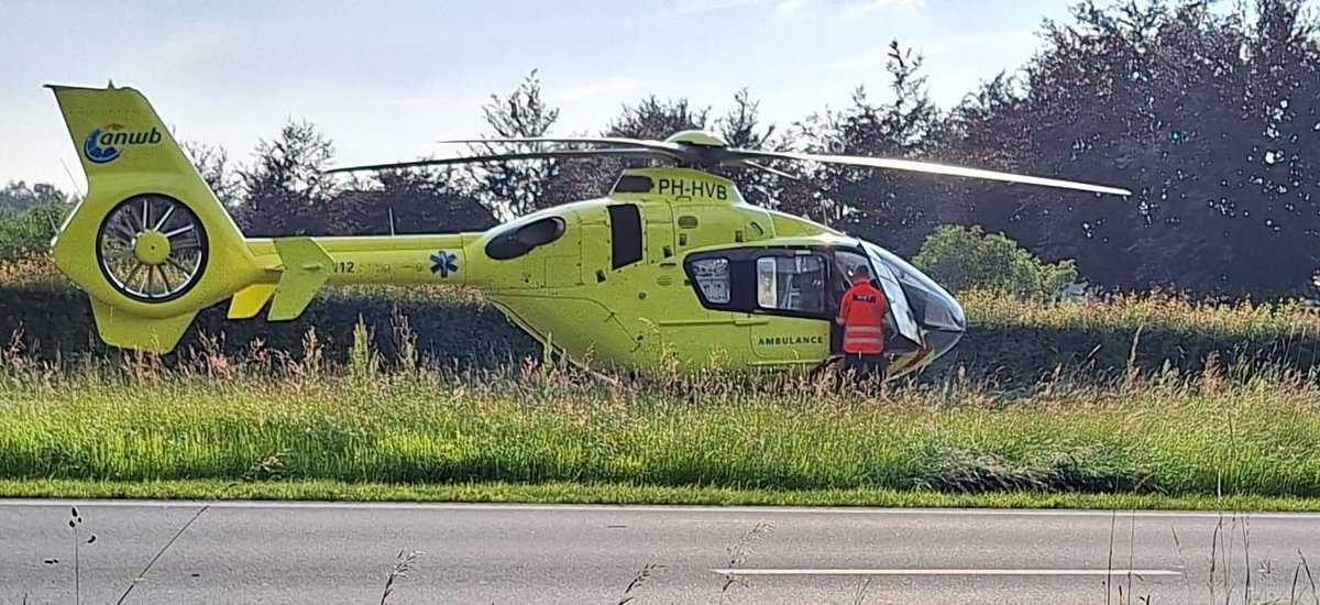 NWolterink's tweet image. Aanrijding  letsel op de Bunschoterstraat  op de N199  rechts 5.2 in #Hoogland de #Lifeliner3  ook op geroepen