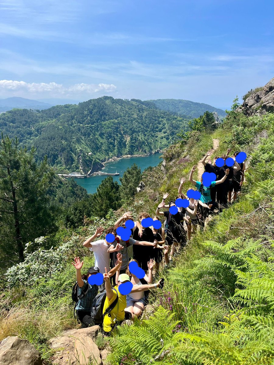 Canto_digital's tweet photo. Le module interdisciplinaire espagnol-EPS "Marche à travers les légendes basques" du @LP2I_86 est sur le point de se terminer. Total : en 4 jours, 54 km et 563m de dénivelé parcourus en marchant, pour découvrir les paysages du Pays Basque et sa mythologie millénaire. https://t.co/zATJkMYhGj
